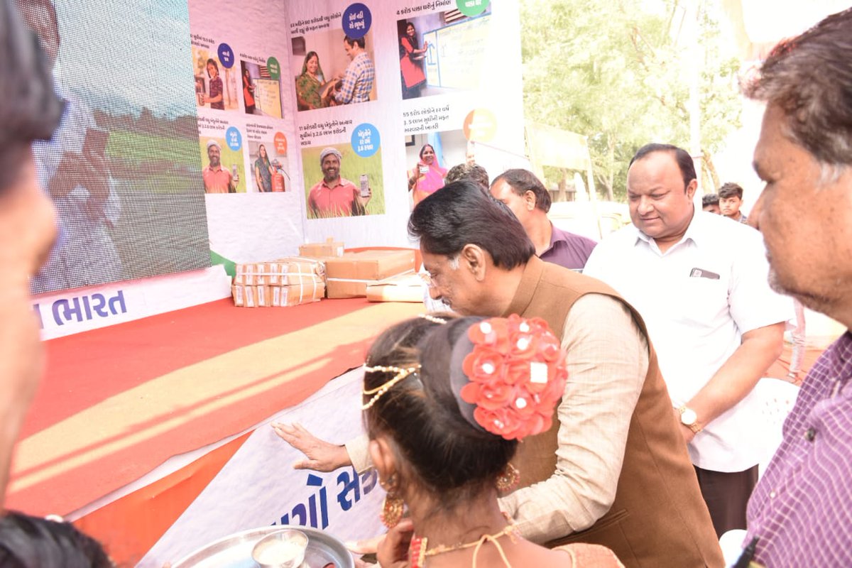 "મોદી સાહેબે ધાર્યું છે,
વિકસિત ભારત બનાવવું છે"

"વિકસિત ભારત સંકલ્પ યાત્રા" એવા લોકો સુધી પહોંચવાનું મહત્વપૂર્ણ માધ્યમ બન્યું છે, જેઓ અત્યાર સુધી સરકારી યોજનાઓ સાથે જોડાઈ શક્યા નથી.

આજે "વિકસિત ભારત સંકલ્પ યાત્રા" અન્વયે મારા વિસનગર મતવિસ્તારના ભાલક ગામ ખાતે આયોજિત