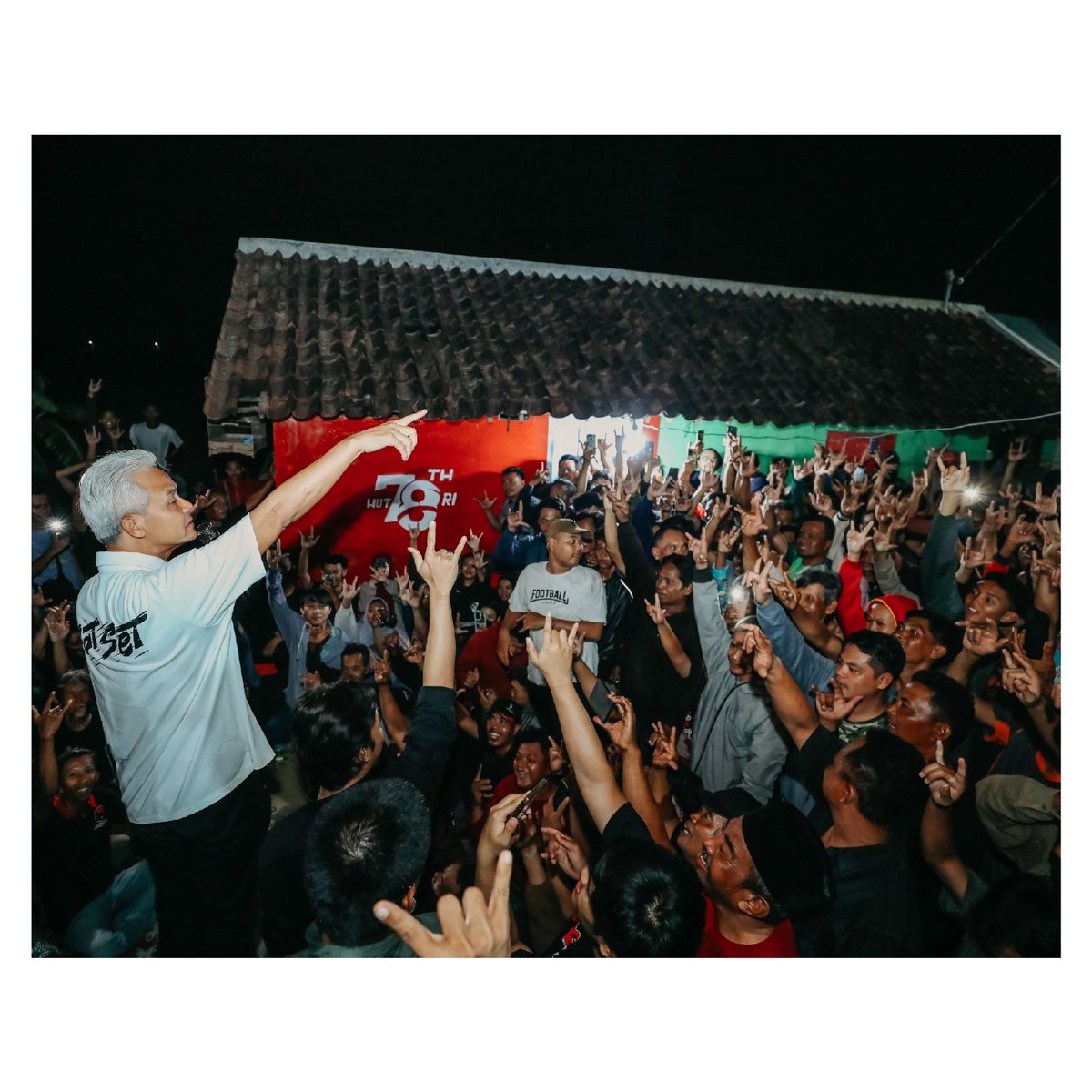 ganjarpranowo's tweet photo. Gak nyangka bakal seramai ini sambutan sedulur-sedulur warga Bolali Klaten. Lihat semangat dan kerukunan mereka, bikin ngantuk dan capeknya hilang. Bersyukur banget bisa nginep di sini. Maturnuwun nggih Pak Trimanto. Angler tenan turuku. 😁 https://t.co/qp82WLbcDu