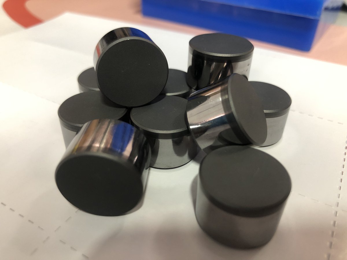 pdccutter's tweet image. Cylindrical Flat cutter PDC 1913. Applied in #oilfiledtools oil drilling #PDCbit #PDCreamer #PDCholeopener and other #downholeoiltools. the PDC is #leachedpdccutter. commonly used for #downholedrillingtools #pdcrepair #toolrebuild #pdcbitrefurbishment #retipping #bitrecovery