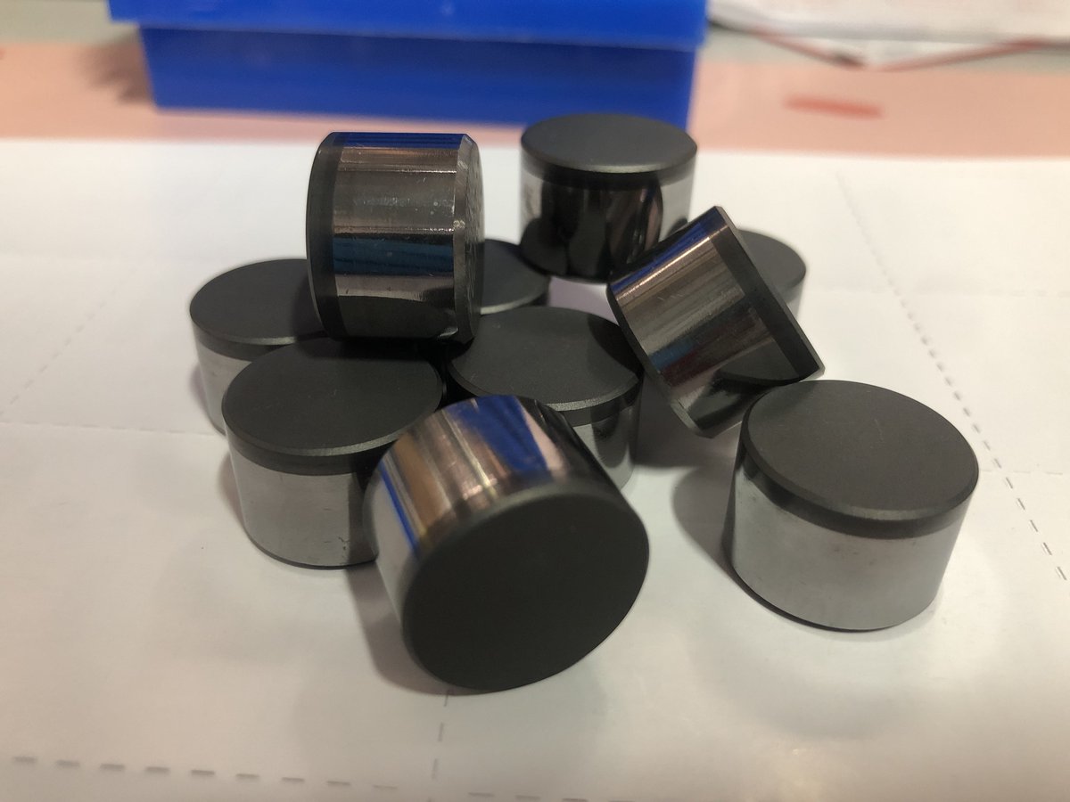 pdccutter's tweet image. Cylindrical Flat cutter PDC 1913. Applied in #oilfiledtools oil drilling #PDCbit #PDCreamer #PDCholeopener and other #downholeoiltools. the PDC is #leachedpdccutter. commonly used for #downholedrillingtools #pdcrepair #toolrebuild #pdcbitrefurbishment #retipping #bitrecovery