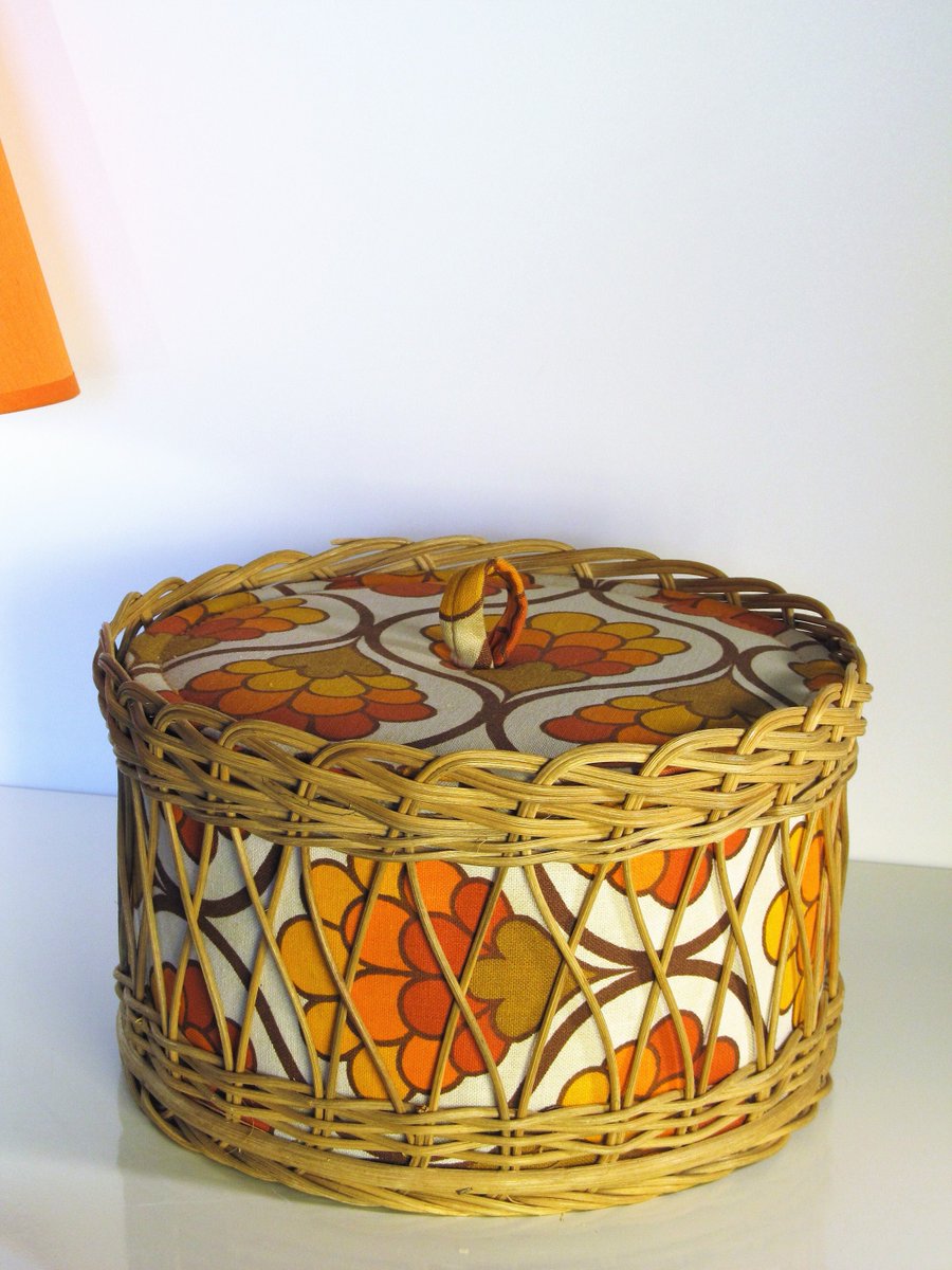 MaLanterne's tweet image. Vintage Wicker Sewing Basket, Vintage Wooden Sewing Box, Knitting Basket, Kitsch Flowers Pattern, Cabinet Organizer Made in Holland 70s tuppu.net/f94365f2  #StorageOrganization