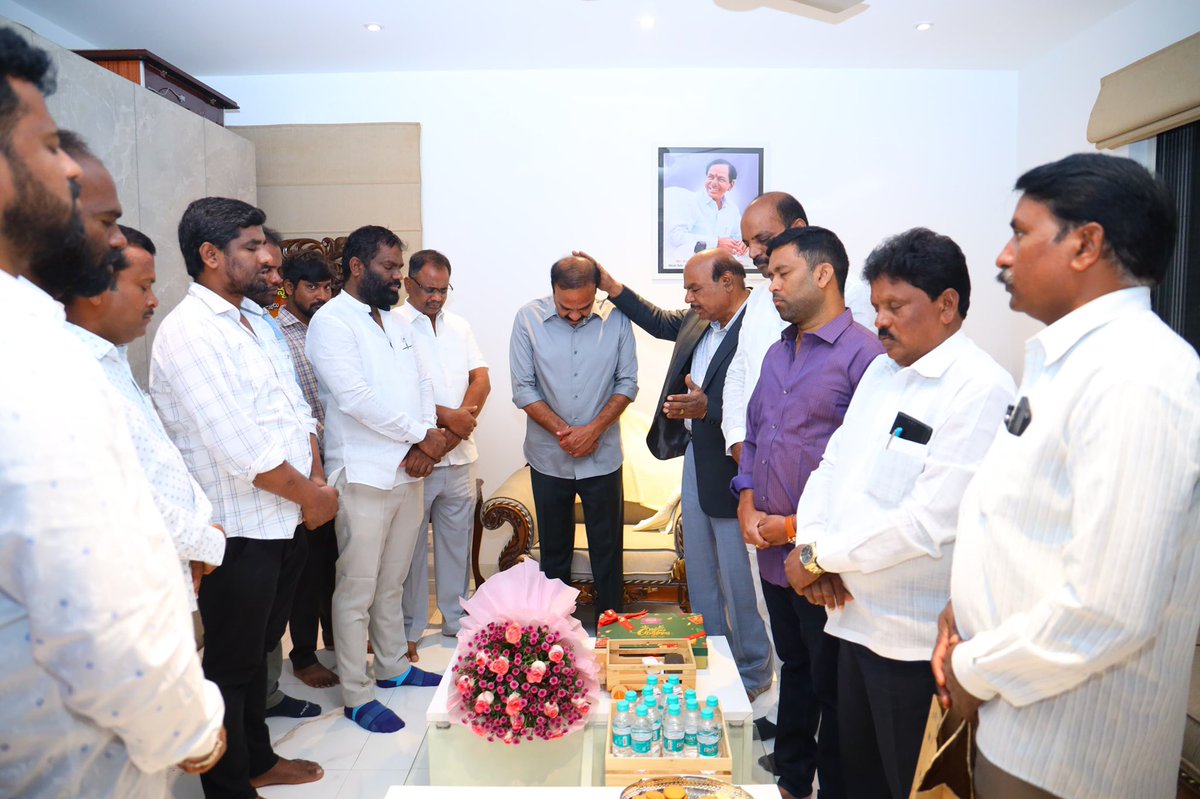 DrRanjithReddy's tweet photo. రాజేంద్రనగర్​ అసెంబ్లీ నియోజకవర్గం పరిధిలోని బండ్లగూడ మున్సిపల్ కార్పొరేషన్ కో అప్షన్ సభ్యులు మలాకిరత్నం గారు, రాజేంద్రనగర్​ డివిజన్​ బీఆర్​ఎస్​ ప్రధాన కార్యదర్శి పలుగుచెరువు మహేష్​ గారి ఆధ్వర్యంలో మెథడిస్ట్ చర్చి దైవ సేవకులు రెవరెండ్ విల్సన్ కుమార్ గారు ఈ రోజు చేవెళ్ళ ఎంపీ కార్యాలయంకి  వచ్చి క్రిస్మస్ పండగ పురస్కరించికొని శుభాకాంక్షలు తెలిపి ప్రార్థనలు చేయడం జరిగింది... 
అనంతరం దీవెనలు స్వీకరించడం  జరిగింది.

#Telangana #TelanganaNews #Christmas #Chevella @BRSparty @KTRBRS