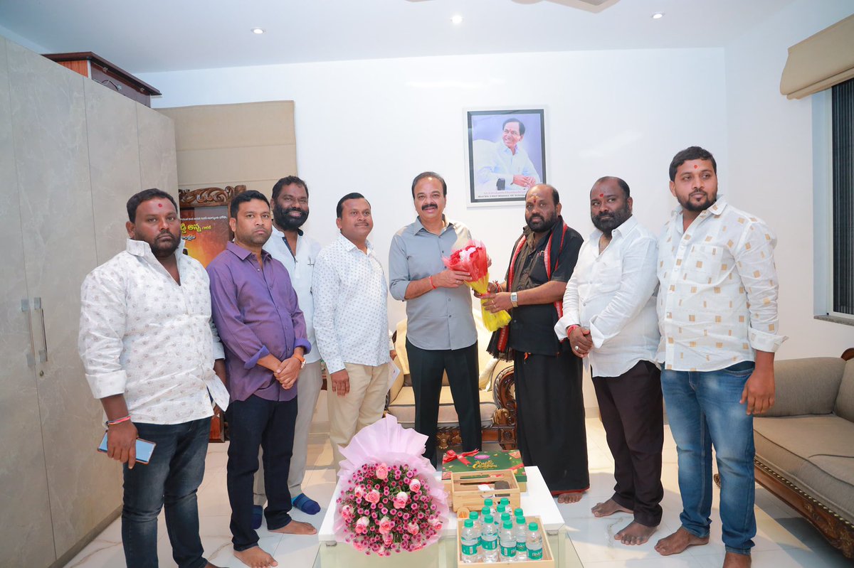 DrRanjithReddy's tweet photo. రాజేంద్రనగర్​ అసెంబ్లీ నియోజకవర్గం పరిధిలోని బండ్లగూడ మున్సిపల్ కార్పొరేషన్ కో అప్షన్ సభ్యులు మలాకిరత్నం గారు, రాజేంద్రనగర్​ డివిజన్​ బీఆర్​ఎస్​ ప్రధాన కార్యదర్శి పలుగుచెరువు మహేష్​ గారి ఆధ్వర్యంలో మెథడిస్ట్ చర్చి దైవ సేవకులు రెవరెండ్ విల్సన్ కుమార్ గారు ఈ రోజు చేవెళ్ళ ఎంపీ కార్యాలయంకి  వచ్చి క్రిస్మస్ పండగ పురస్కరించికొని శుభాకాంక్షలు తెలిపి ప్రార్థనలు చేయడం జరిగింది... 
అనంతరం దీవెనలు స్వీకరించడం  జరిగింది.

#Telangana #TelanganaNews #Christmas #Chevella @BRSparty @KTRBRS