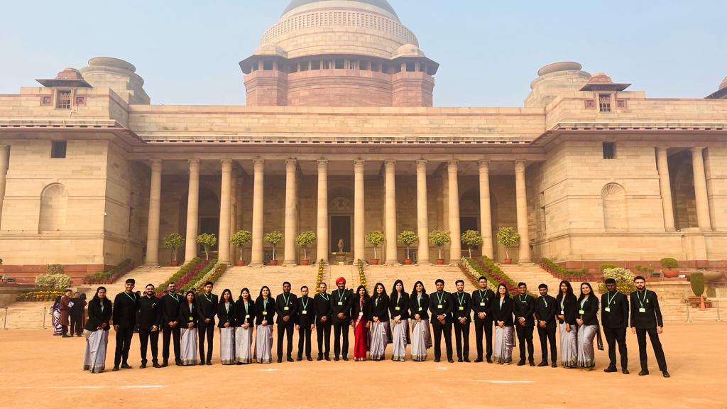 NSSTA_Official's tweet photo. Probationers of IA&AS and IRS (C&IT) also called on the Hon'ble President. Probationers of the 3 services shared their experiences of training.
@rashtrapatibhvn @GoIStats @Rao_InderjitS
#PresidentofIndia #MoSPI #NSSTA #IndianStatisticalService #Training #45thBatch #ISS2023Batch https://t.co/N63mXs30a9