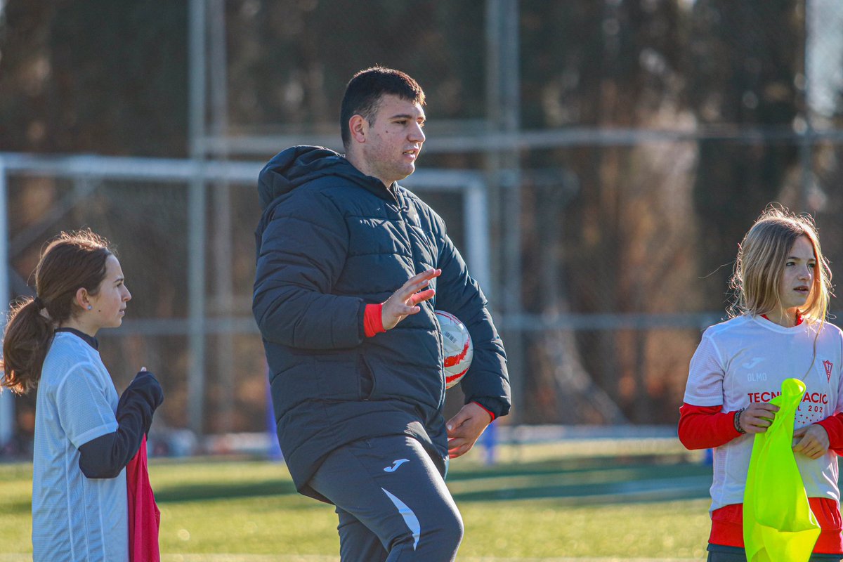 Seguramente nunca seré nada como entrenador, (como la mayoría que están en el barro) y en unos años serán bonitos recuerdos. Pero lo que tengo claro que mientras la vida me lo permita, lucharé por ser cada vez mejor y saber más, mientras disfruto del camino de ser entrenador.