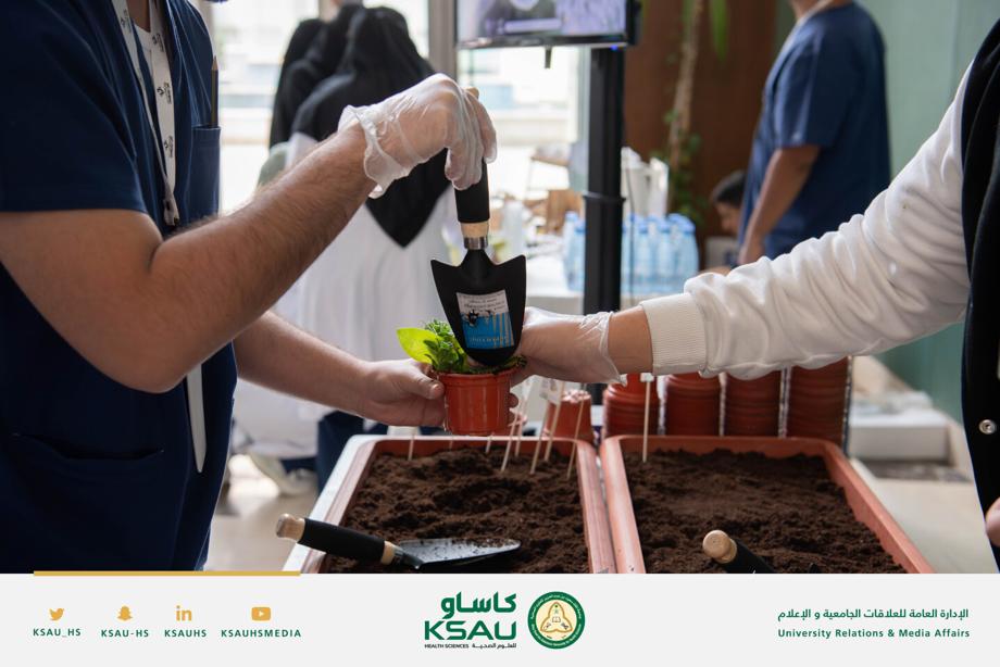 KSAU_HS's tweet photo. مواكبة للجهود الكبيرة التي تقوم بها المملكة في المجال البيئي وتحسين جودة الحياة نظمت جامعة #كاساو ممثلة بالنادي الطلابي لكلية العلوم الطبية التطبيقية بالمدينة الجامعية بجدة وبالتعاون مع قسم الخدمات البيئية نشاطًا توعويًا بعنوان (بيئة مستدامة) والذي يهدف إلى زيادة الوعي بخطورة الاحتباس الحراري وأهمية النباتات والأشجار في الحفاظ على التوازن البيئي ، وقد اشتمل النشاط على أركانًا  تعريفية بأنواع إعادة التدوير والتشجير، ودور الطاقة النظيفة والهيدروجين والأكسجين في مجالات البيئة.
