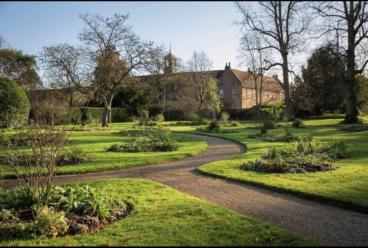 JM4NorwoodGreen's tweet photo. #NorwoodGreen & #Southall residents - Please note that due to high winds, @OsterleyNT formal garden & long walk will be closed today (December 27). The #shop, #cafe and #winterinstallation are still open as usual. #NationalTrust apologise for any inconvenience this may cause. https://t.co/8uOKwbdnfH