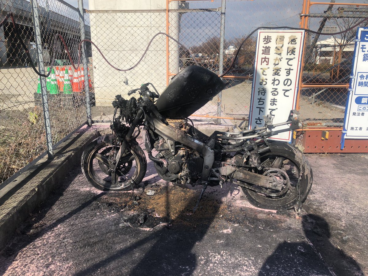 sas_shovelhead's tweet photo. 燃料ポンプカシメのとこから漏れてたみたいで接点で引火
全焼してしまいました
幸い周りに燃え移ったりしなかったのでよかったけど、ホースよりも燃料ポンプそのものの劣化でも漏れるのでニハリ乗りの皆さん気をつけて
状況説明は以下に https://t.co/wmVvNtgIWs
