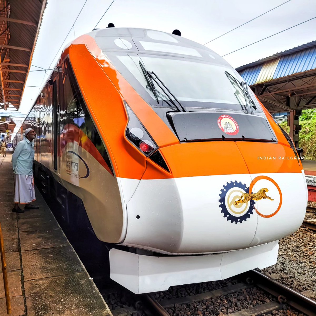 Indianrailgram's tweet photo. 🧡 Saffron Vande Bharat Express at Kasaragod Railway Station 🧡
@AshwiniVaishnaw @DRMPalghat @GMSRailway @TVC138 @RailMinIndia https://t.co/vGBQn2sG4a