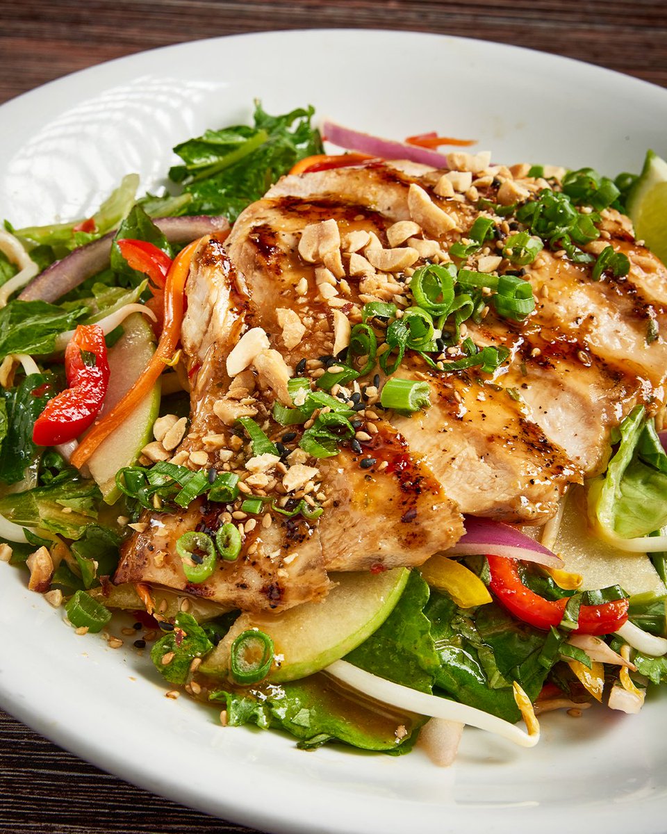 Flavor-packed! 🌶️

Our new 𝐓𝐡𝐚𝐢 𝐂𝐡𝐢𝐜𝐤𝐞𝐧 𝐒𝐚𝐥𝐚𝐝 features grilled chicken, baby kale, mung bean sprouts, bell peppers, red onion, basil, cilantro, scallion, green apple, carrot, and peanuts dressed in a spicy Thai vinaigrette.