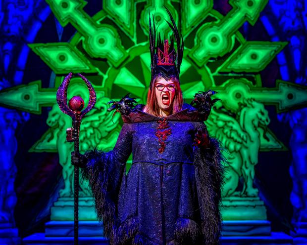 There's just 4 more days to catch @jenlion as the Evil Queen in @DarlingtonHipp's Snow White!!! Closes 31st December! 🎟️🎟️🎟️ buff.ly/3FsEL4a