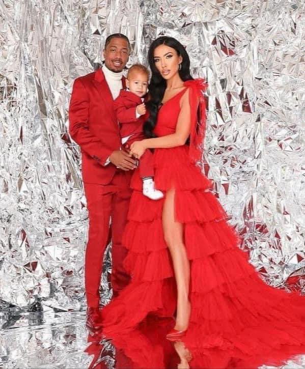 Personne ne travaille plus dur que Nick Cannon le soir de Noel, hormis le père Noël lui-même. Le nombre de maisons dans lesquelles il doit passer pour les photos 😅.

Analyse : youtu.be/kbqHlWDX2d4?fe…
