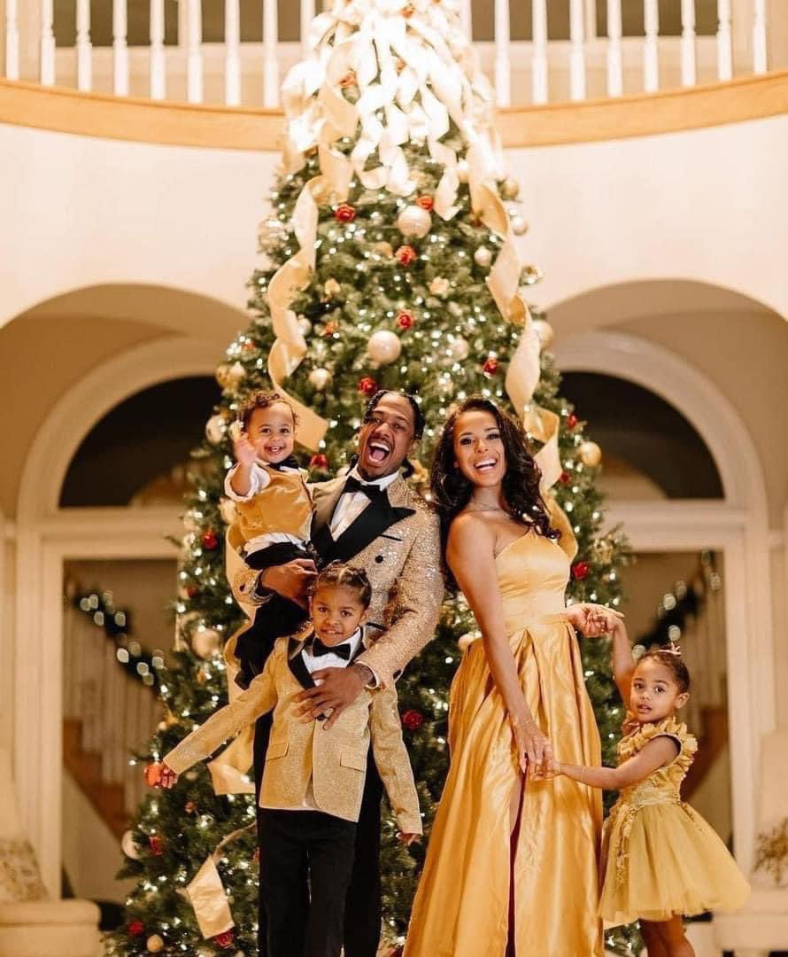 elmusicfeelings's tweet photo. Personne ne travaille plus dur que Nick Cannon le soir de Noel, hormis le père Noël lui-même. Le nombre de maisons dans lesquelles il doit passer pour les photos 😅.

Analyse : https://t.co/umlD9niULQ https://t.co/2PbpZq3a2E