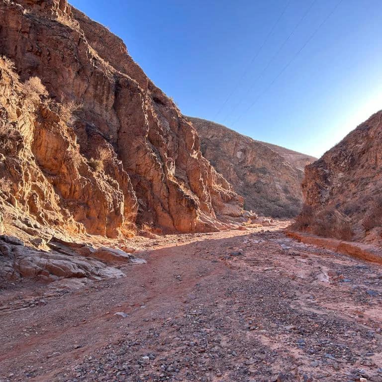 Kirguistán💚🇰🇬
Imágenes que nos envía un seguidor.  Paisajes montañosos, vírgenes, crestas escarpadas. Así es Kirguistán (Asia Central), naturaleza pura.
Se independizó de la URSS en 1991 y es un país nómada. Tiene 3 espacios naturales en la Lista del Patrimonio Mundial