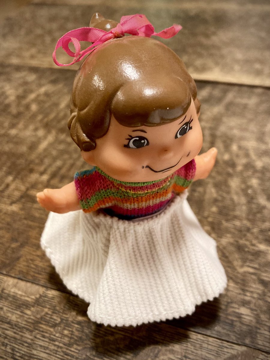 TWINMILL17's tweet photo. 🤫現逃中🤫
実は隠し持っていたフランちゃん🤭
ずっとスカートが無かったんですよね。
そしたら奥方からのクリスマス🎄プレゼント🎁
なんと、100均でスカートを買ってきてくれました👏
少し長いけど、良い感じです!
ありがとうございます😊
#hotwheels
#ホットウィール
#SmallShots
#FunnyFran https://t.co/SFUNSvm4ak