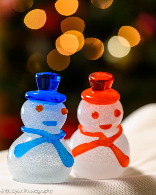 Ryukyu glass snowmen enjoying the holiday illuminations.   #snowman #ryukyuglass #Winter2023 #Holidays2023 #okinawa #okinawa_photo_community #opc_teamnikon #nikon #Z6 #photography #沖縄フォト部 #私とニコンで見た世界 #tokyocameraclub