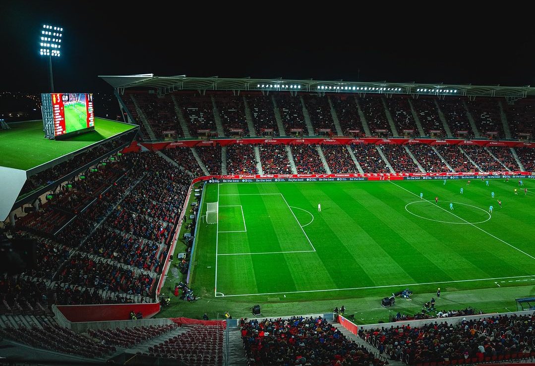 GarciPlazismo2's tweet photo. 🤯 No parece el mismo estadio... 
B R U T A L https://t.co/GRmMEJEV4I