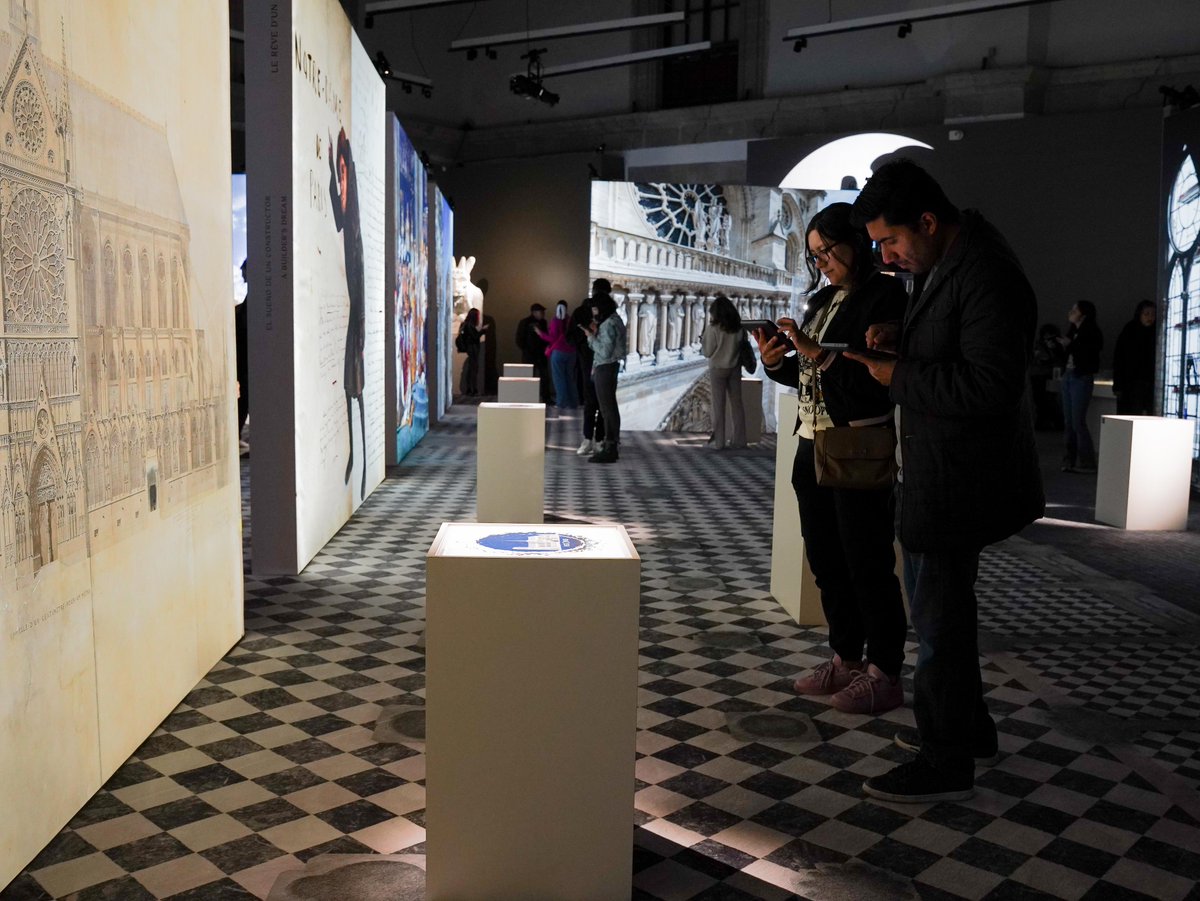 museofranzmayer's tweet photo. Ellas y ellos ya viajaron a París sin salir de la Ciudad de México, ¿cuándo vienes tú?

Visita "Notre-Dame en México. Visita aumentada" y conoce 850 años de historia de la catedral más famosa de París, así como su restauración en curso después del terrible incendio en 2019. https://t.co/yGG0OuHvWV