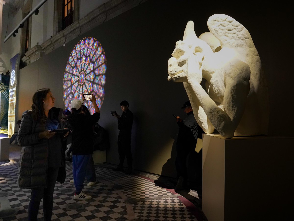 museofranzmayer's tweet photo. Ellas y ellos ya viajaron a París sin salir de la Ciudad de México, ¿cuándo vienes tú?

Visita "Notre-Dame en México. Visita aumentada" y conoce 850 años de historia de la catedral más famosa de París, así como su restauración en curso después del terrible incendio en 2019. https://t.co/yGG0OuHvWV