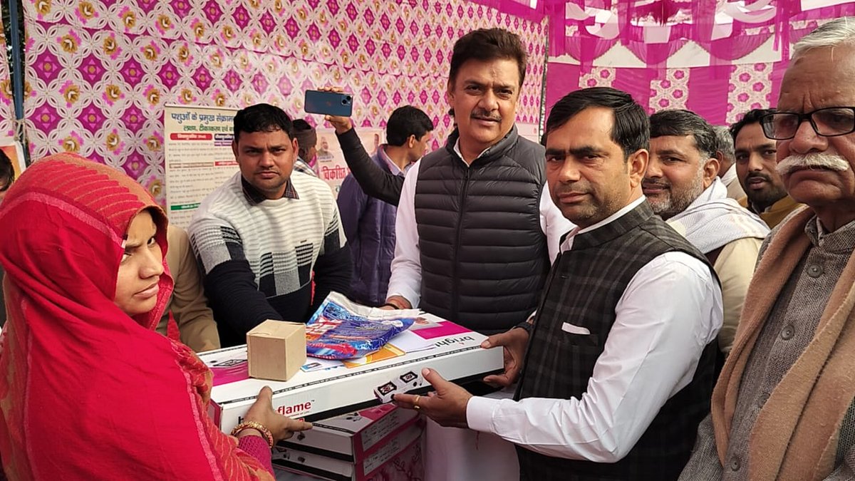 surendrasnaagar's tweet image. #लोकसभा_क्षेत्र_गौतमबुद्ध_नगर की विधानसभा क्षेत्र सिकंद्राबाद के ग्राम भराना में #विकसित_भारत_संकल्प_यात्रा में सम्मिलित होकर लाभार्थियों को संबोधित किया व लाभार्थियों को आयुष्मान कार्ड, उज्ज्वला गैस सिलेंडर व प्रधानमंत्री आवास योजना के प्रमणपत्र वितरित किए।
#ModiKiGuarante