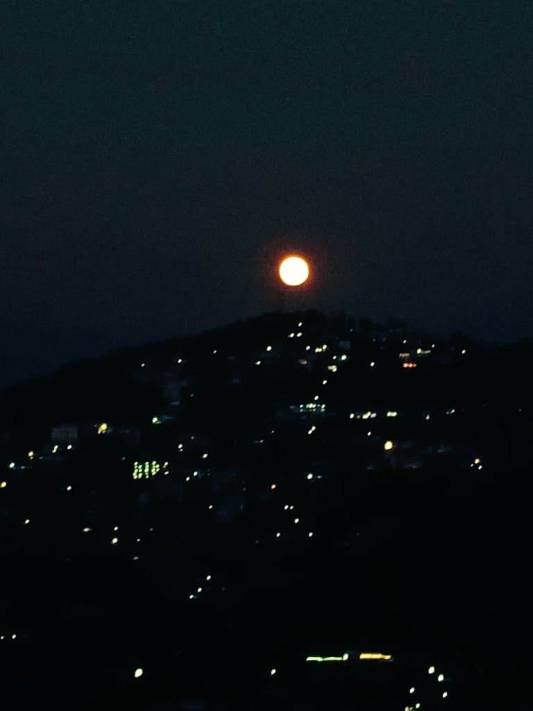 کبھی تو آسماں سے چاند اترے جام ہو جائے تمہارے نام کی اک خوبصورت شام ہو جائے A night View in Murree #BabarAzam𓃵