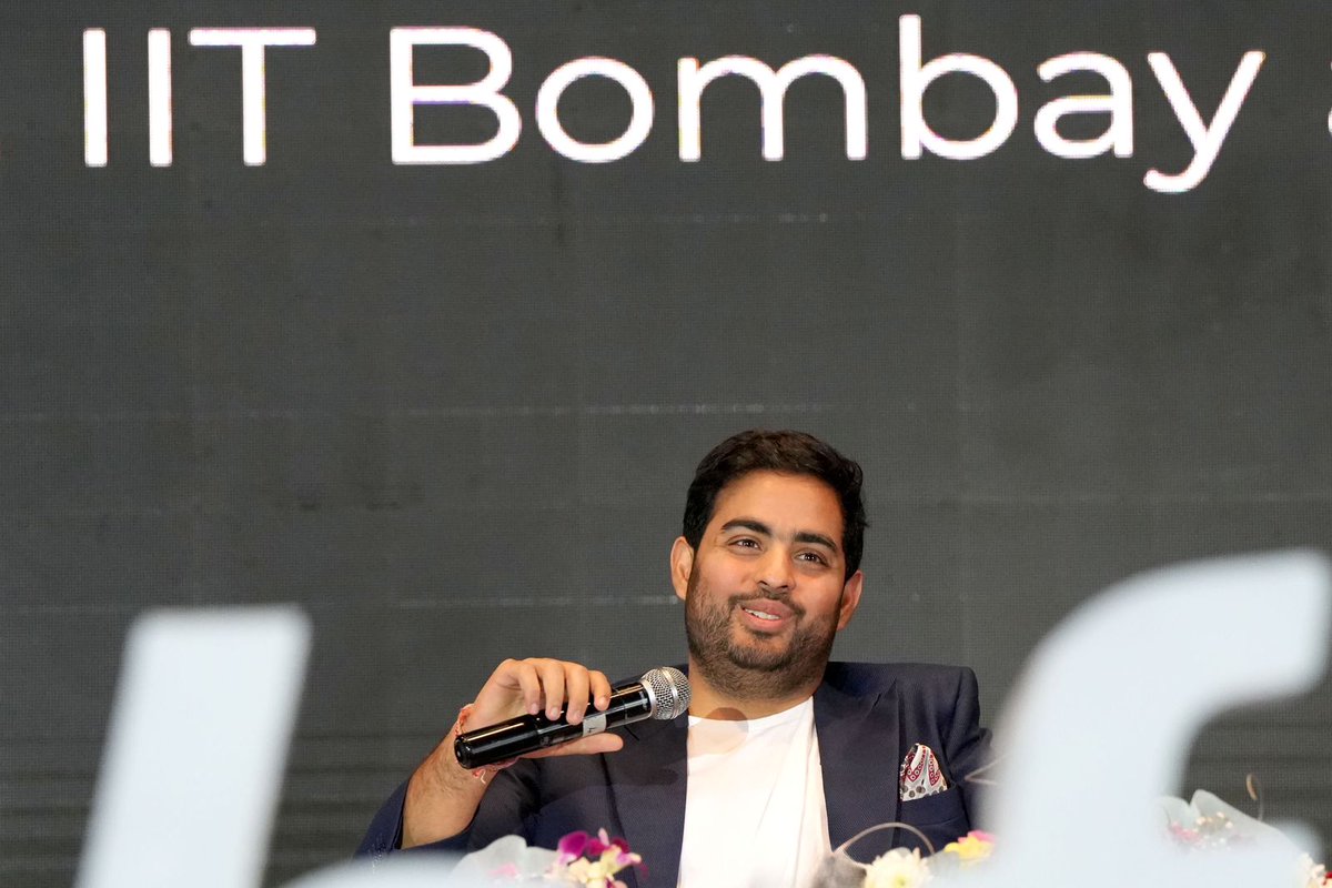 TanaysinghT's tweet image. Akash Ambani, Chairman of Jio said Jio is working with IIT Bombay to launch &apos;BharatGPT&apos; Programme.

Also the company is working to launch a TV OS for a while now. #jio #tvos #ai