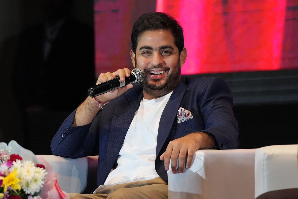 TanaysinghT's tweet image. Akash Ambani, Chairman of Jio said Jio is working with IIT Bombay to launch &apos;BharatGPT&apos; Programme.

Also the company is working to launch a TV OS for a while now. #jio #tvos #ai