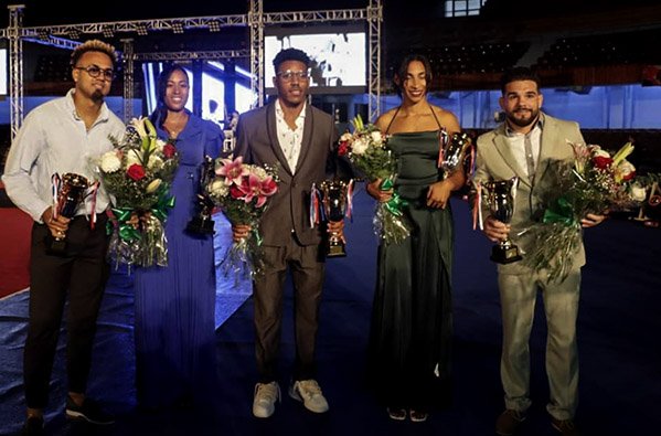 #DeporteCubano 🇨🇺 en #Revolución 

Los mejores representantes del deporte en #Cuba en 2023 fueron reconocidos este martes en el Coliseo de la Ciudad Deportiva, principal sede de la actividad atlética en la Mayor de las Antillas
#EstaEsLaRevolución 

juventudrebelde.cu/deportes/2023-…