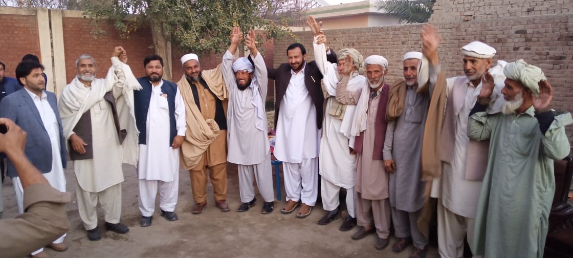 ptioswabi's tweet photo. حلقہ پی کے 101 کے علاقہ ممہ خیل میں مختلف چوکوں پر پروگرام منعقد ہوئے جسمیں مختلف پارٹیوں سے لوگ مستعفی ہو کر سابقہ صوبائی وزیر شاہ محمد خان کی نگرانی میں پاکستان تحریک انصاف میں شمولیت اختیارکی۔
اور آنے والے الیکشن میں مکمل سپورٹ کا اعلان کیا۔
#PK101 #عمران_خان_تو_آئے_گا https://t.co/4yWqEQyBrT
