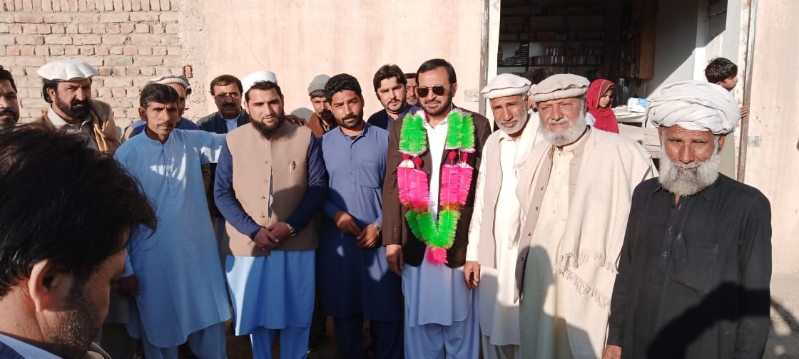 ptioswabi's tweet photo. حلقہ پی کے 101 کے علاقہ ممہ خیل میں مختلف چوکوں پر پروگرام منعقد ہوئے جسمیں مختلف پارٹیوں سے لوگ مستعفی ہو کر سابقہ صوبائی وزیر شاہ محمد خان کی نگرانی میں پاکستان تحریک انصاف میں شمولیت اختیارکی۔
اور آنے والے الیکشن میں مکمل سپورٹ کا اعلان کیا۔
#PK101 #عمران_خان_تو_آئے_گا https://t.co/4yWqEQyBrT