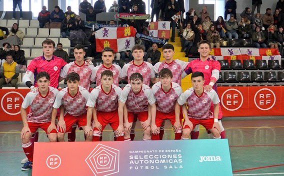 VTGfutbolsala's tweet photo. NOTICIA  | También Edu Durante, Esteban Gonzalez y Andres Marcos del Juvenil DH, debutaron en el Campeonato de España con la Selección SUB19 de @FCyLF 
Mucha suerte a ambas selecciones para el próximo partido

 📸 @FCyLF 

⚽️💙#VTG #UVA
#EnEquipo
@FCyLF 
@FutSalRFEF https://t.co/aREYGdOdQx
