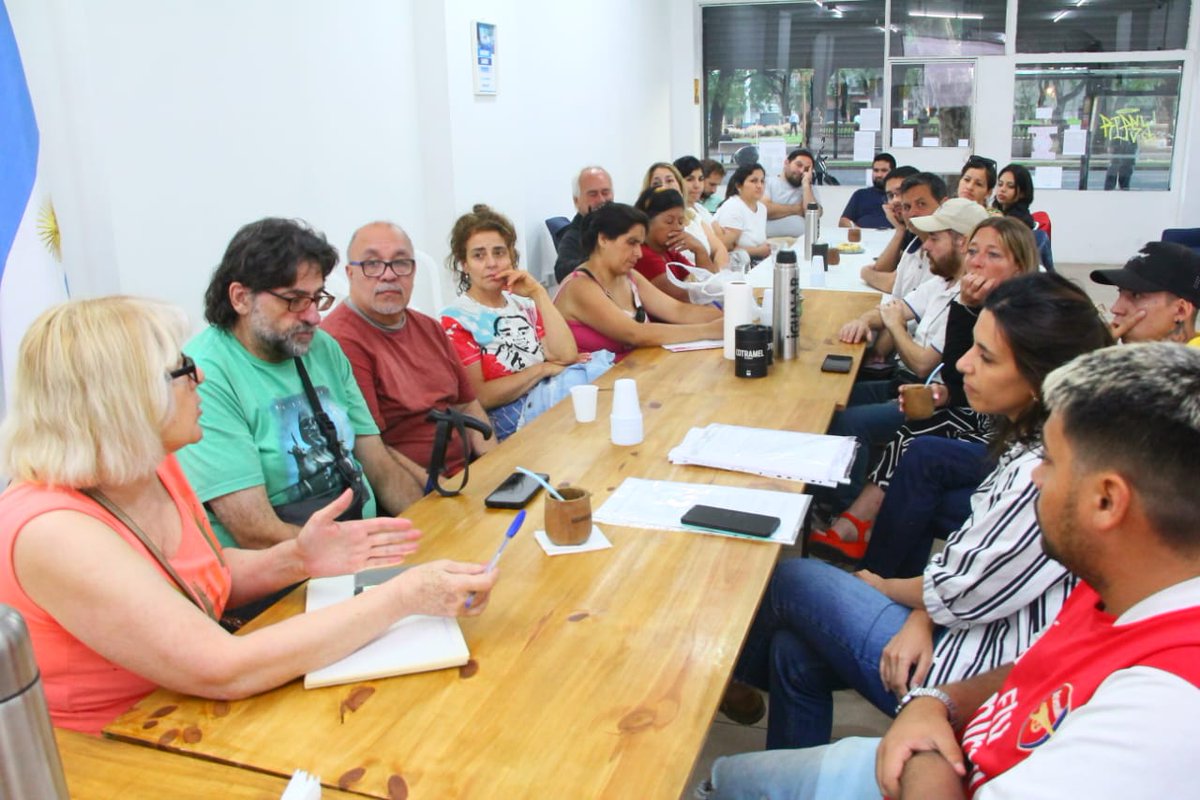 Nos juntamos a leer, analizar y debatir el DNU que deroga y modifica leyes impactando negativamente en la vida y los derechos de millones de argentinos.

Un espacio donde pudimos charlar y reflexionar juntos, y comprender mejor las consecuencias de esta avanzada inconstitucional.