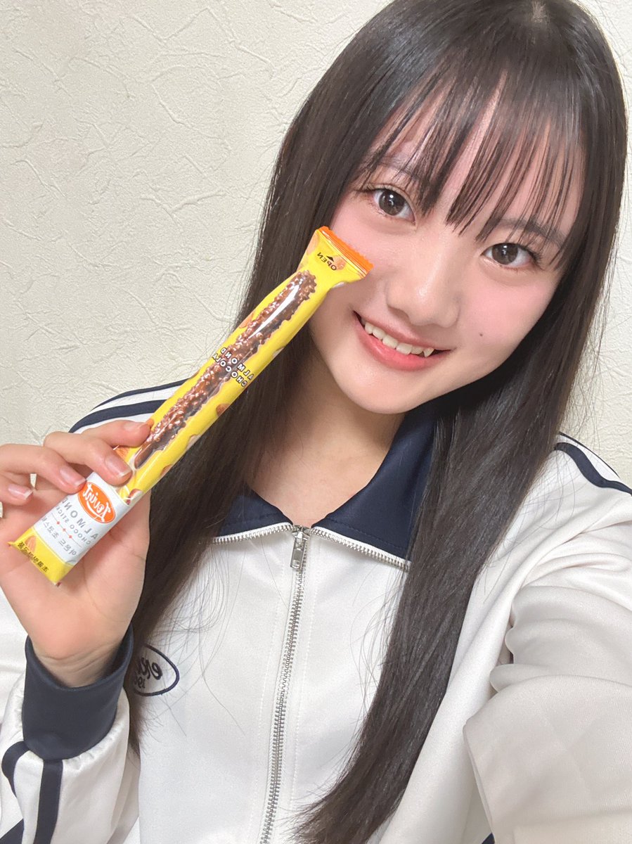 meisa_suzuyama's tweet photo. 特大サイズのチョコスティック😆🍫
ナッツ苦手だけどこれはいけるかも🫢
#LOVINT #ジャイアントチョコスティック #チャームキッズ #鈴山めいさ https://t.co/ciTuioAzex