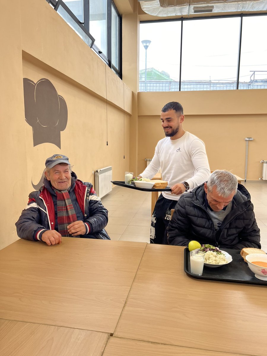 Nuk festojme pa ju! 🎄

Per dreke tek qendra sociale ne Kombinat me aktiviste te @FresTirane ❤️🙌🏻