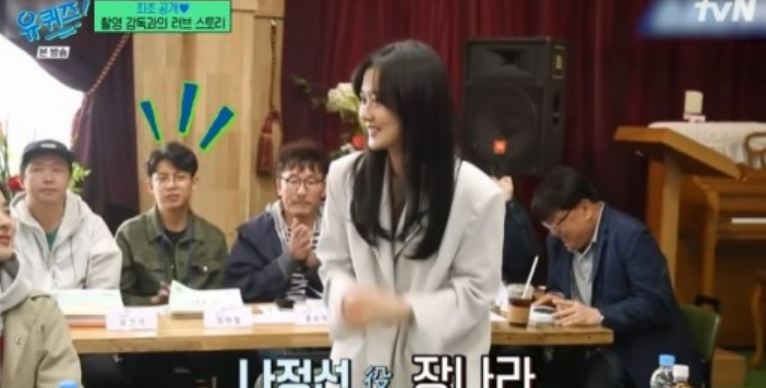 tang__kira's tweet photo. Ternyata yang deketin duluan adalah Jang Nara.

Waktu itu kerja bareng di syuting film, Jang Nara baper, ni sinematografer kok kalau senyum manis yah? 

Tapi Jang Nara bingung cara deketinnya gimana..

Akhirnya dia scroll foto-foto di set film terus nemu foto sinematografer 1, Jang Nara langsung Wah ini dia...