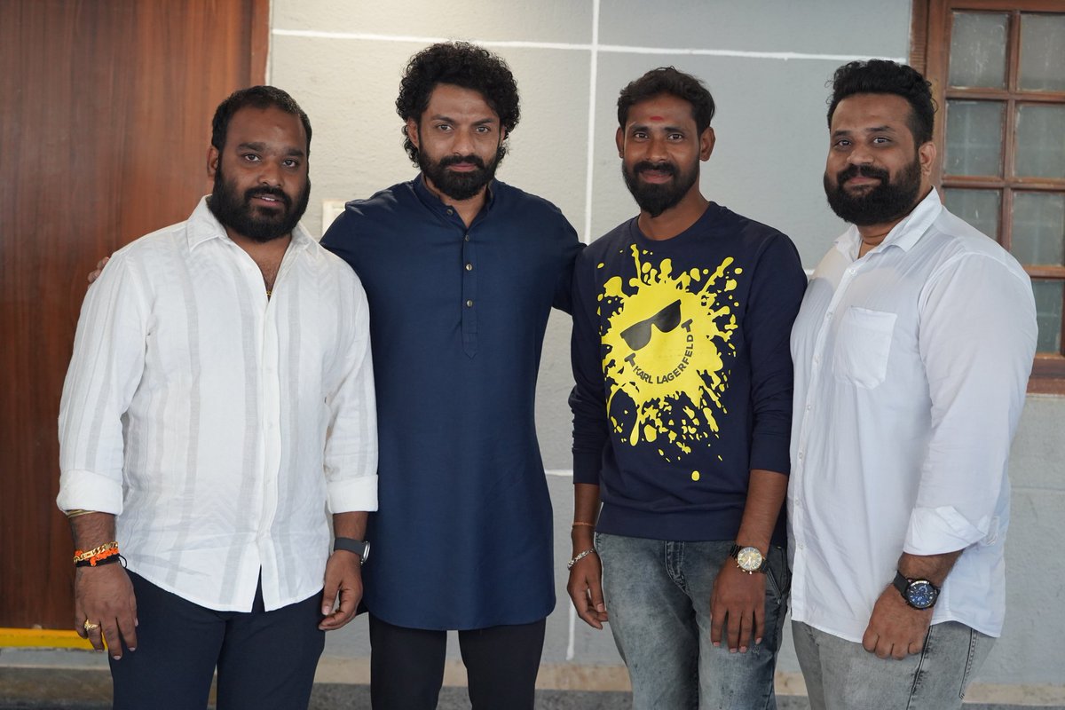 VijayKethari's tweet image. Love you @NANDAMURIKALYAN Anna
All the best to #Devil 
#DevilonDec29th
@NtrMurali9999 
@sekharchowdar10 
@Ntrchandu99991
@satyaramu91 
@AkunuriShivaa