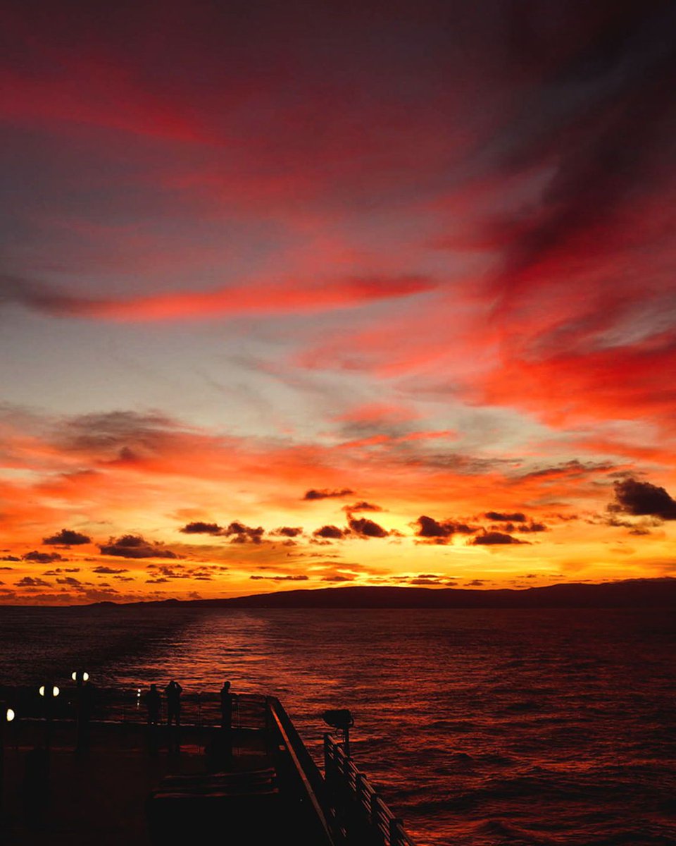 fubiz's tweet image. Amazing Sunset Time 🌅 by unknown
#sunset #goldenhour #colorful #sea