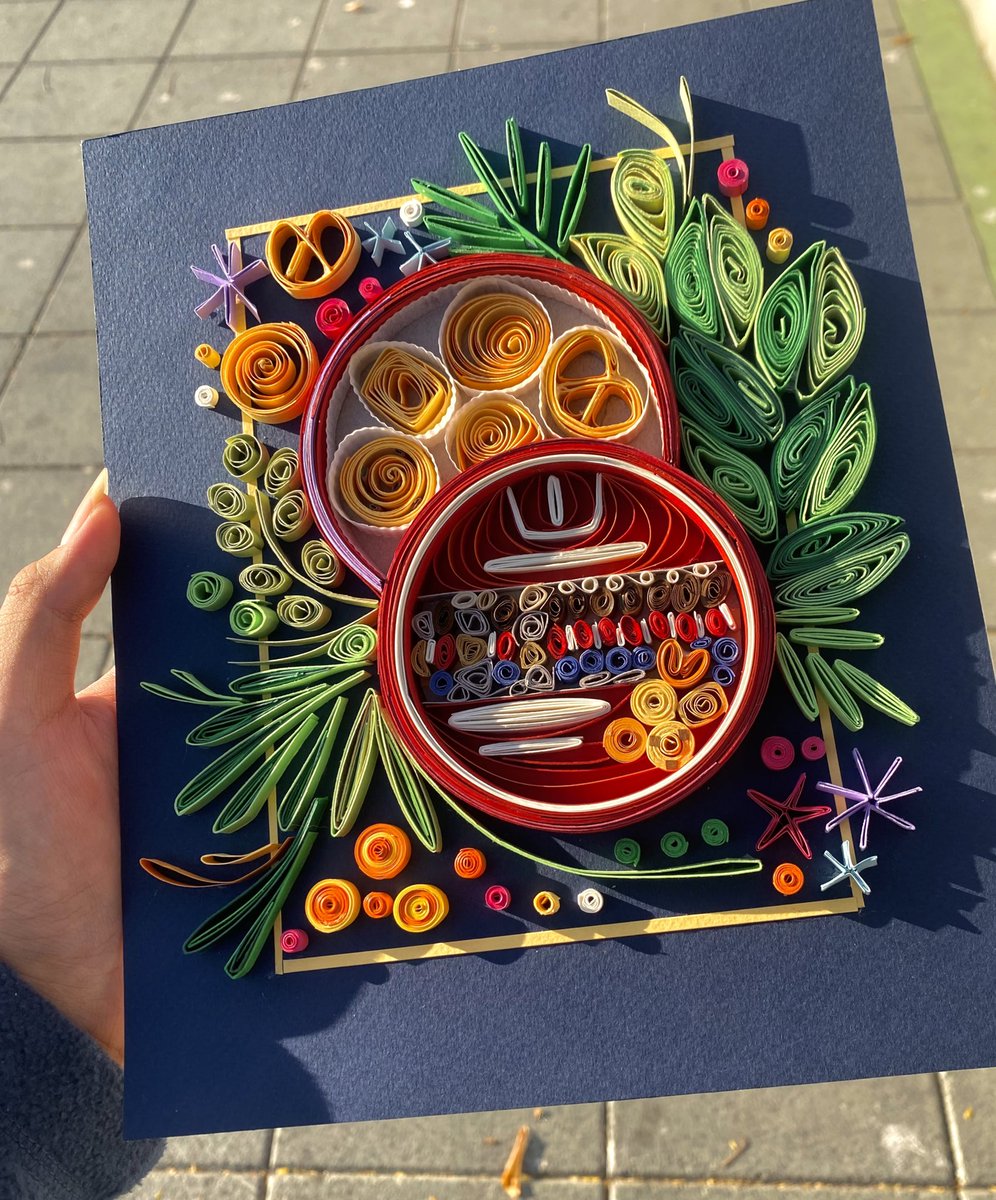 KoYa_B_'s tweet photo. งานมอ Paper Quilling โจทย์ ‘ส่งความสุข’

: (สคส) x ปีใหม่ = กินเลี้ยง x จับฉลาก

: คำตอบของสมการคือ = https://t.co/FiFGv0ZpZx