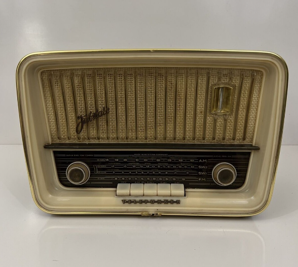 TAT_Gifts's tweet photo. Tune in to the good old days with this vintage Telefunken Jubilate Radio 5161W from the 1950s! Made in West Germany with tubes, it's a rare find for any true collector. 📻🎶 https://t.co/RsPKk3IXsB 
#telefunken #vintageradio #germanmade #rarefind #WestGerman https://t.co/8YxYCtAh7L