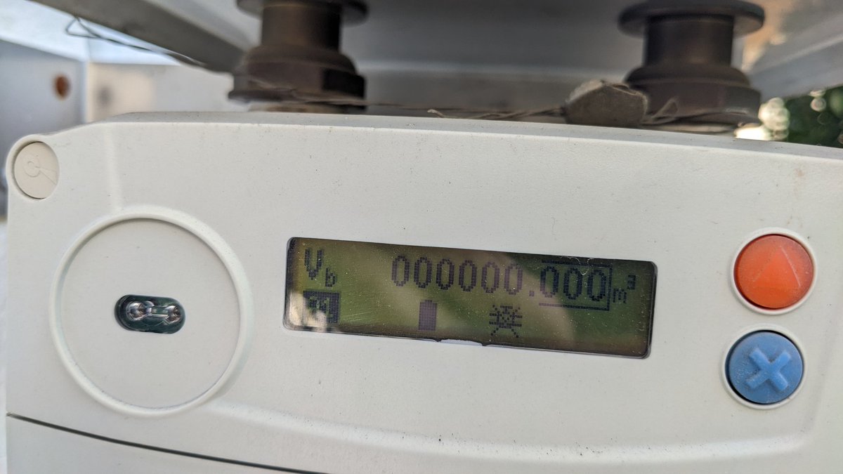 Nitomanito's tweet photo. @NaturgyClientEs Llamé a quien me factura @Endesa , pero me dieron vuestro teléfono . El contador lo tiene claro, en la foto se ve como da fallo de que no llega el gas. https://t.co/cbZ3RrgdFx