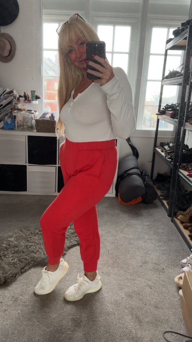 Missyyy2222's tweet photo. Hey lovely people of twitter👋🏻🙌🏻I’m off out in this cold 🥶wet☔️weather but feel soo much better in myself after a great pamper sesh & good nights sleep👌🏻so OOTD coat & under🤭have a great day too…much love from me as always❤️🥰😘#neverfilter https://t.co/g8adlvAgii