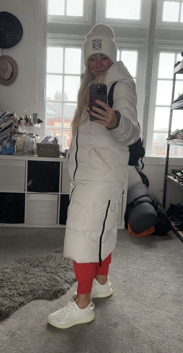 Missyyy2222's tweet photo. Hey lovely people of twitter👋🏻🙌🏻I’m off out in this cold 🥶wet☔️weather but feel soo much better in myself after a great pamper sesh & good nights sleep👌🏻so OOTD coat & under🤭have a great day too…much love from me as always❤️🥰😘#neverfilter https://t.co/g8adlvAgii