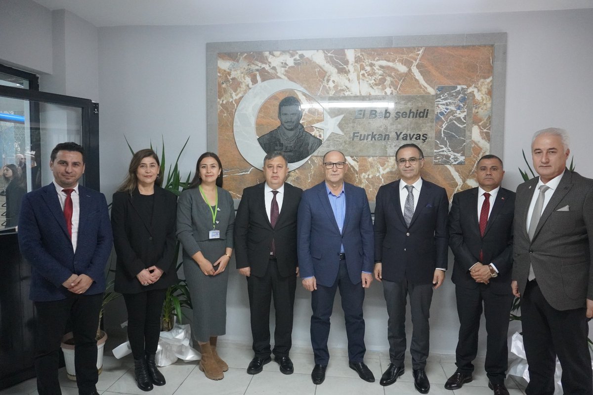 izmir_ilmem's tweet photo. İl Milli Eğitim Müdürümüz Dr.Ömer Yahşi,Şehit Furkan Yavaş Anadolu Lisesi ziyaretinde,okula adını veren ve Fırat Kalkanı Harekâtı El Bab operasyonunda şehit düşen Hava Astsubay Kıdemli Çavuş Furkan Yavaş’ın babası Süleyman Sırrı Yavaş ile bir araya geldi. @Yusuf__Tekin @yahsiomer https://t.co/ajnQyQ1ZIY