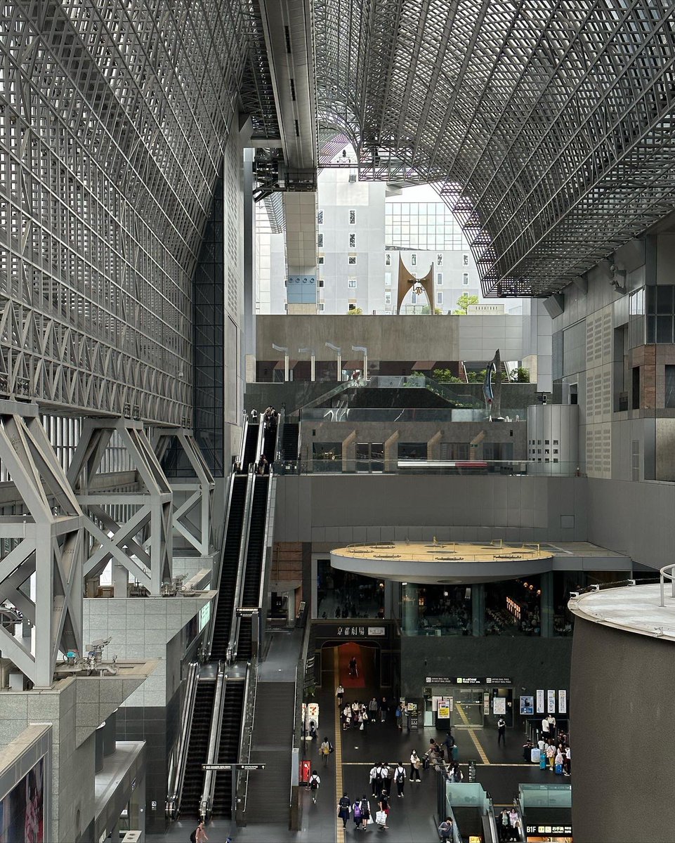 THREAD: One of the world’s great anomalies, Kyoto Station by Hiroshi Hara (1997) is a town-sized, public megastructure, fully built in one go to the coherent and total vision of a brilliant architect, effectively acting as a vast manifesto…