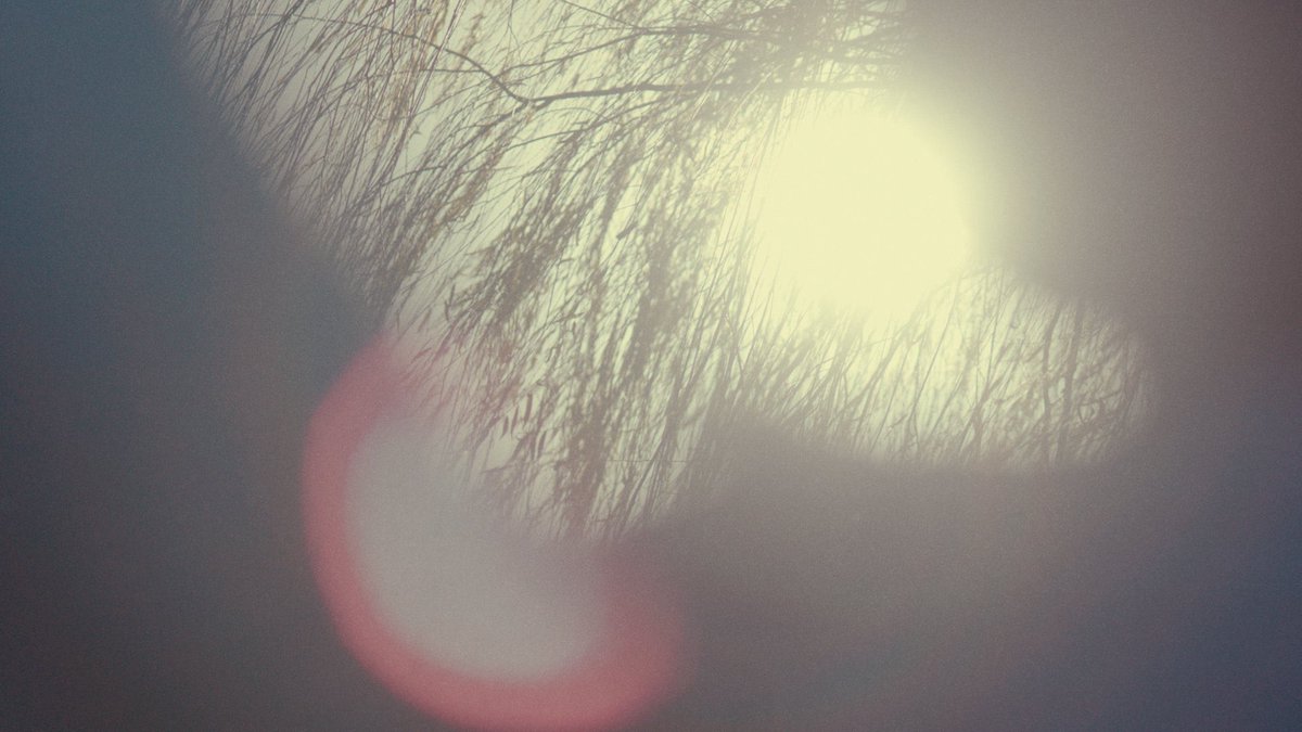 그리고 뮤비에서지나간 이런렌즈플레어들도 빛이너무강해서 렌즈안에서반사되는빛의잔상?이라.. 흔적이라는단어랑 참어울리는거같구
이래저래 뮤비기획하면서 윤슬이나그림자 노을 이런이미지외에도 이것저것 다양핝빛의흔적의이미지들을찾은거같아서 참좋다고생각해요