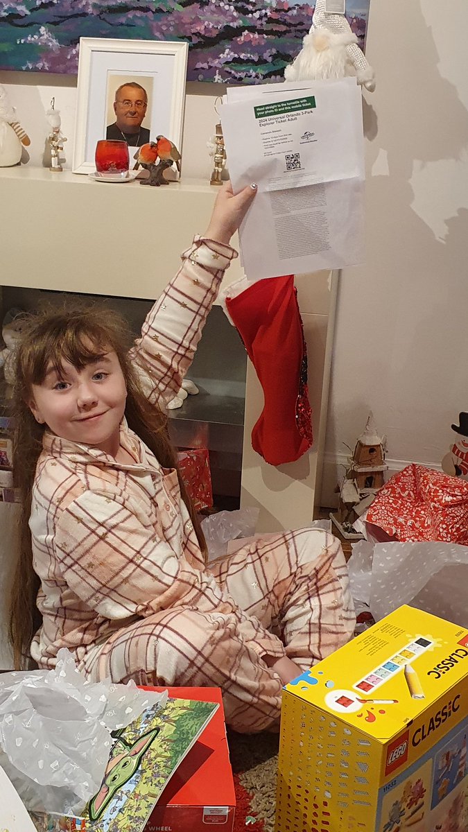 FaithFromHope's tweet photo. Universal park tickets 🙌💫🎅🎁  #Santa #Christmas https://t.co/bSICo5m8pD