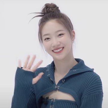 _zuzuonthatbeat's tweet photo. kazuha with her hair up is so lethal
#BRINGTHEBUNBACK https://t.co/aGTVmQXg80