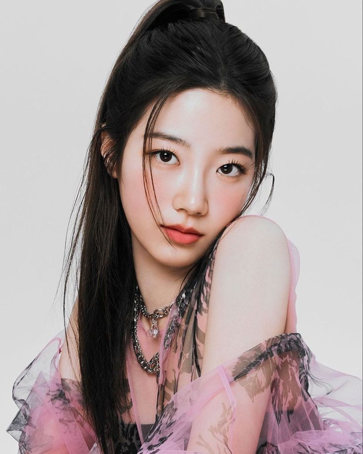 _zuzuonthatbeat's tweet photo. kazuha with her hair up is so lethal
#BRINGTHEBUNBACK https://t.co/aGTVmQXg80