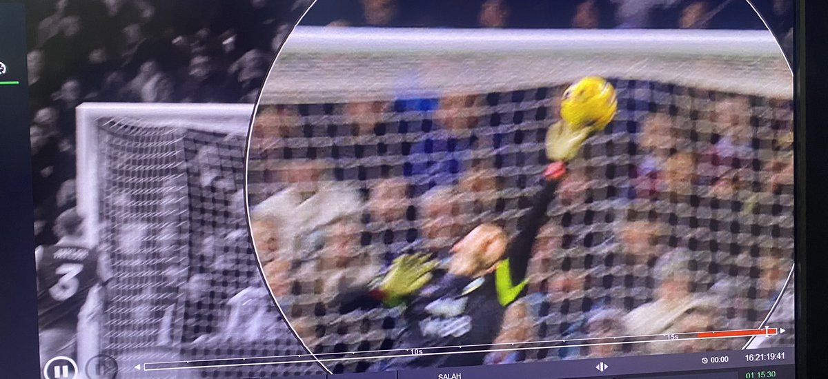 NeilMellor33's tweet image. Salah was denied by a brilliant save in 8th minute and rattled bar in 34th minute but ball hit his arm before he hit the bar so VAR would have enjoyed disallowing that one if it went in I’m sure #salah #crossbar #ReviewShow #LFCTV #LiverpoolFC