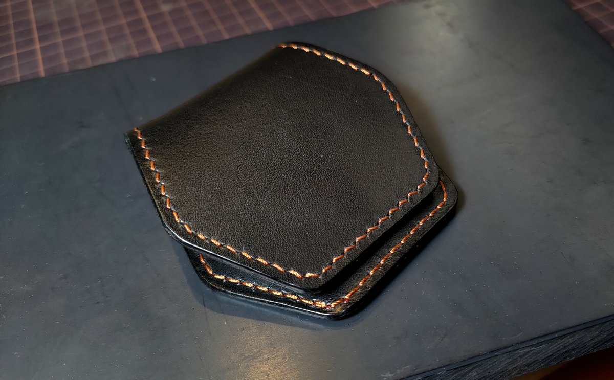 kscraft15's tweet photo. 完成(*´ `*)かっこよ😎🖤
#KsCraft
#レザークラフト
#ハンドメイド
#コインケース
#革小物 https://t.co/DXLC6IZTEU